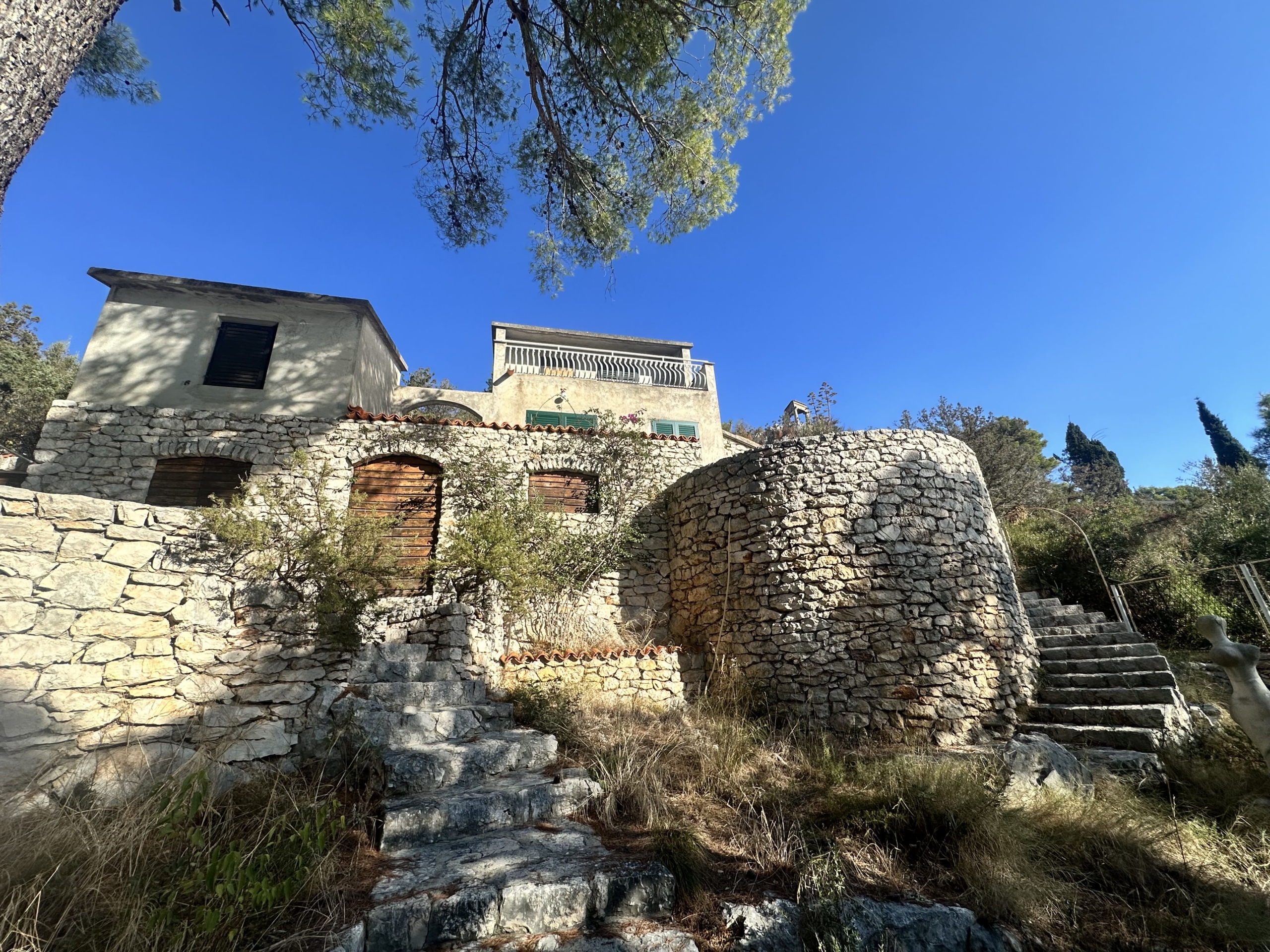 Naprodaj-Ekskluzivna-vila-Bobovišća-na-MoruNaprodaj-Ekskluzivna-vila-Bobovišća-na-Moru-Rendera-kamnito-obzidje-Rendera-korak-do-morja