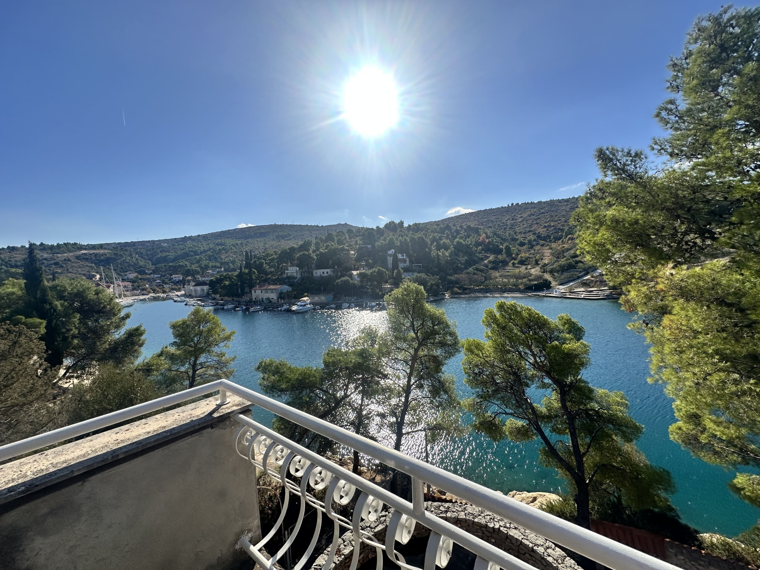 Ekskluzivna-vila-Bobovišća-na-Moru-pogled-na-zaliv