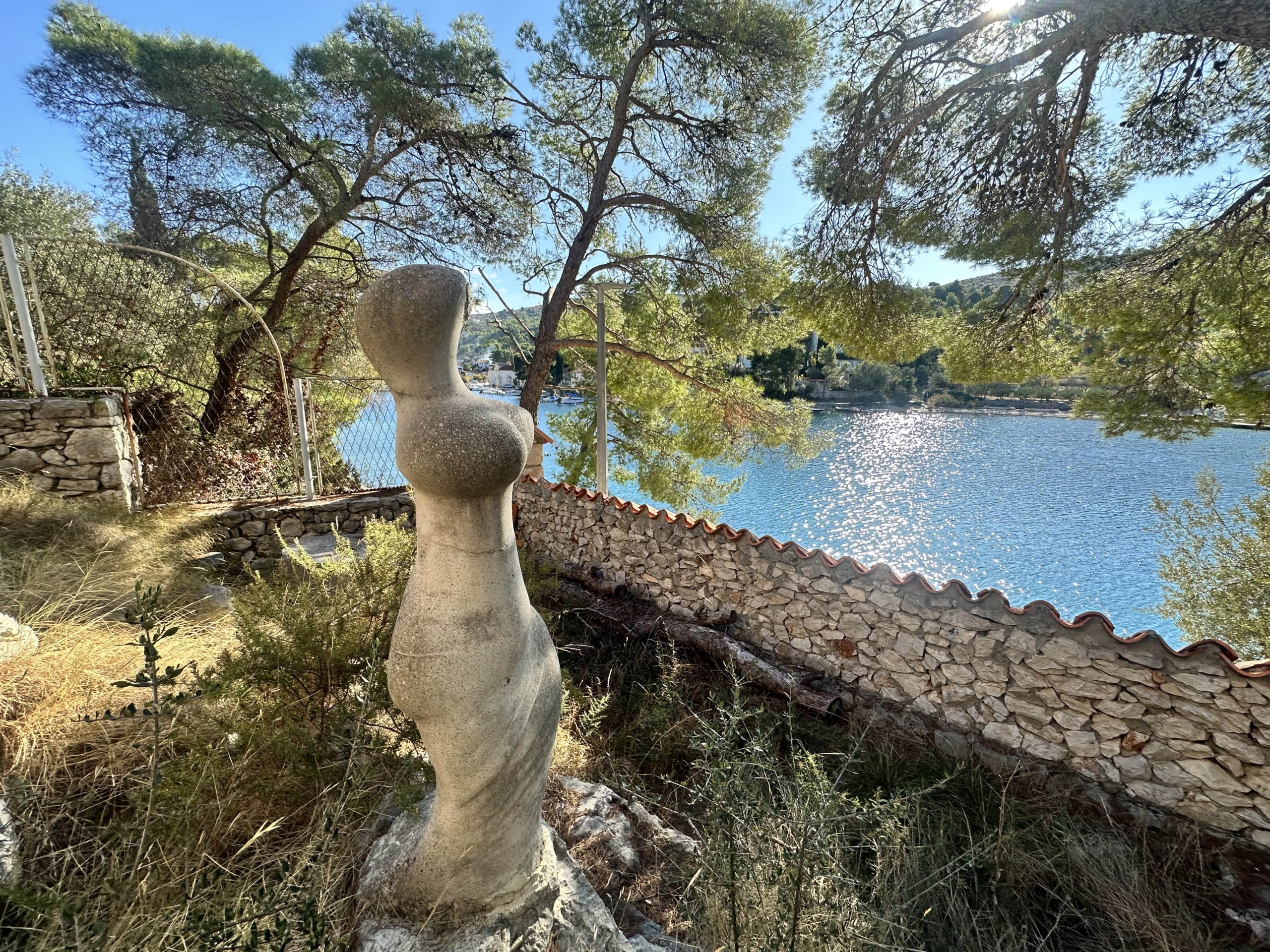 Ekskluzivna-vila-Bobovišća-na-Moru-kip-sredozemske-medvedice