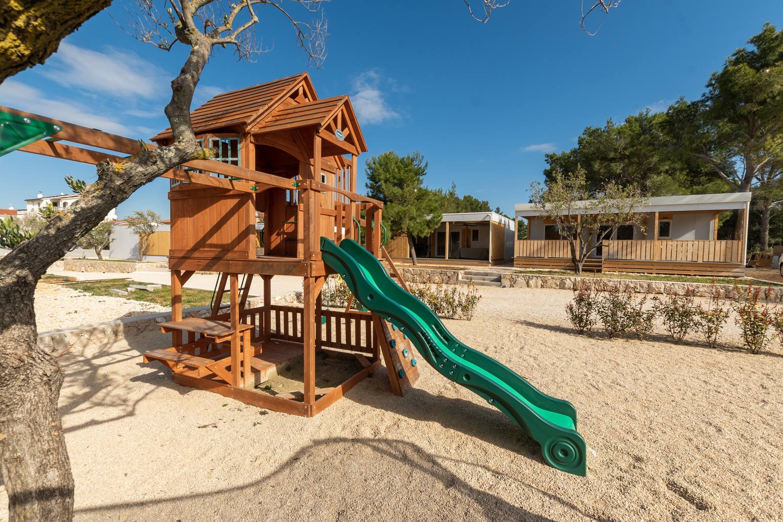 Mobilna-hiška-Pakoštane-Rendera-predprostor-pogled-igrala