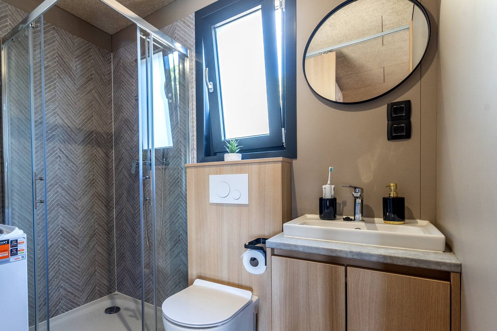 Mobilna-hiška-Pakoštane-Rendera-predprostor-kopalnica