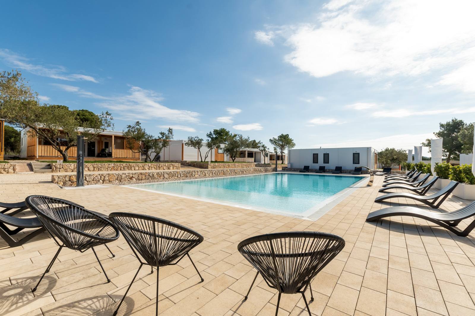 Mobilna-hiška-Pakoštane-Rendera-predprostor-pogled-bazen-ležalniki-pogled