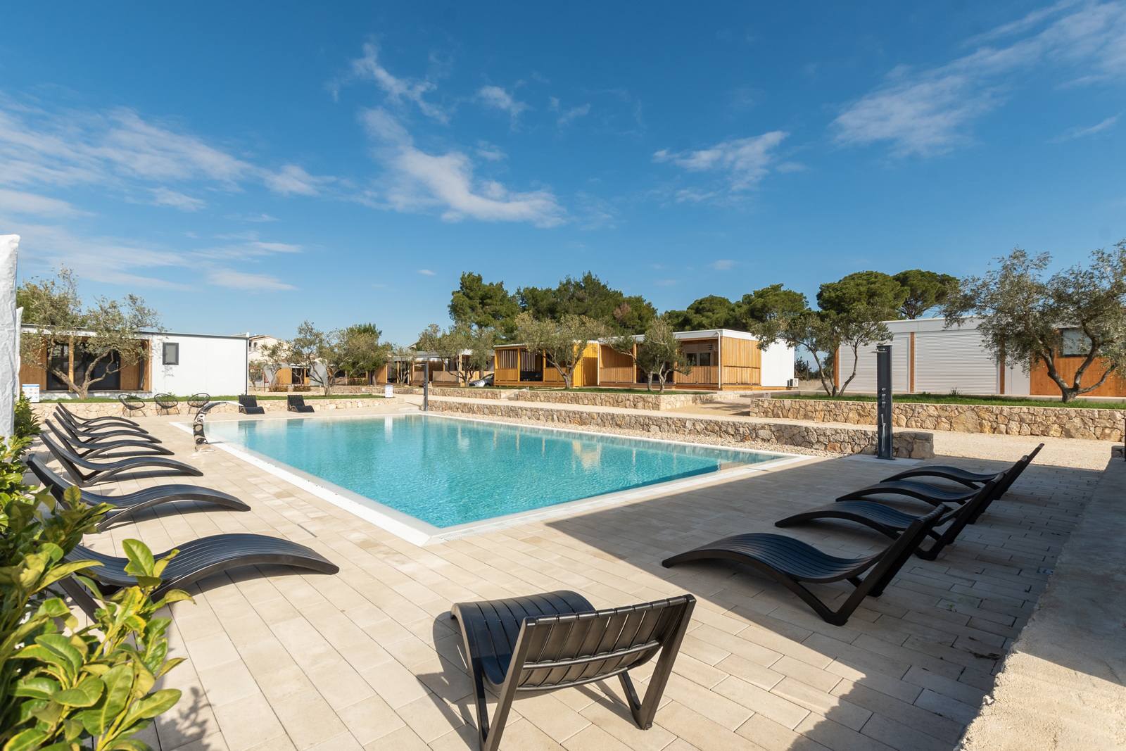 Mobilna-hiška-Pakoštane-Rendera-predprostor-terasa-bazen