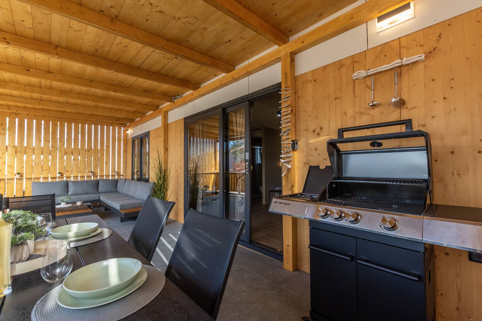 Mobilna-hiška-Pakoštane-Rendera-predprostor-terasa-žar