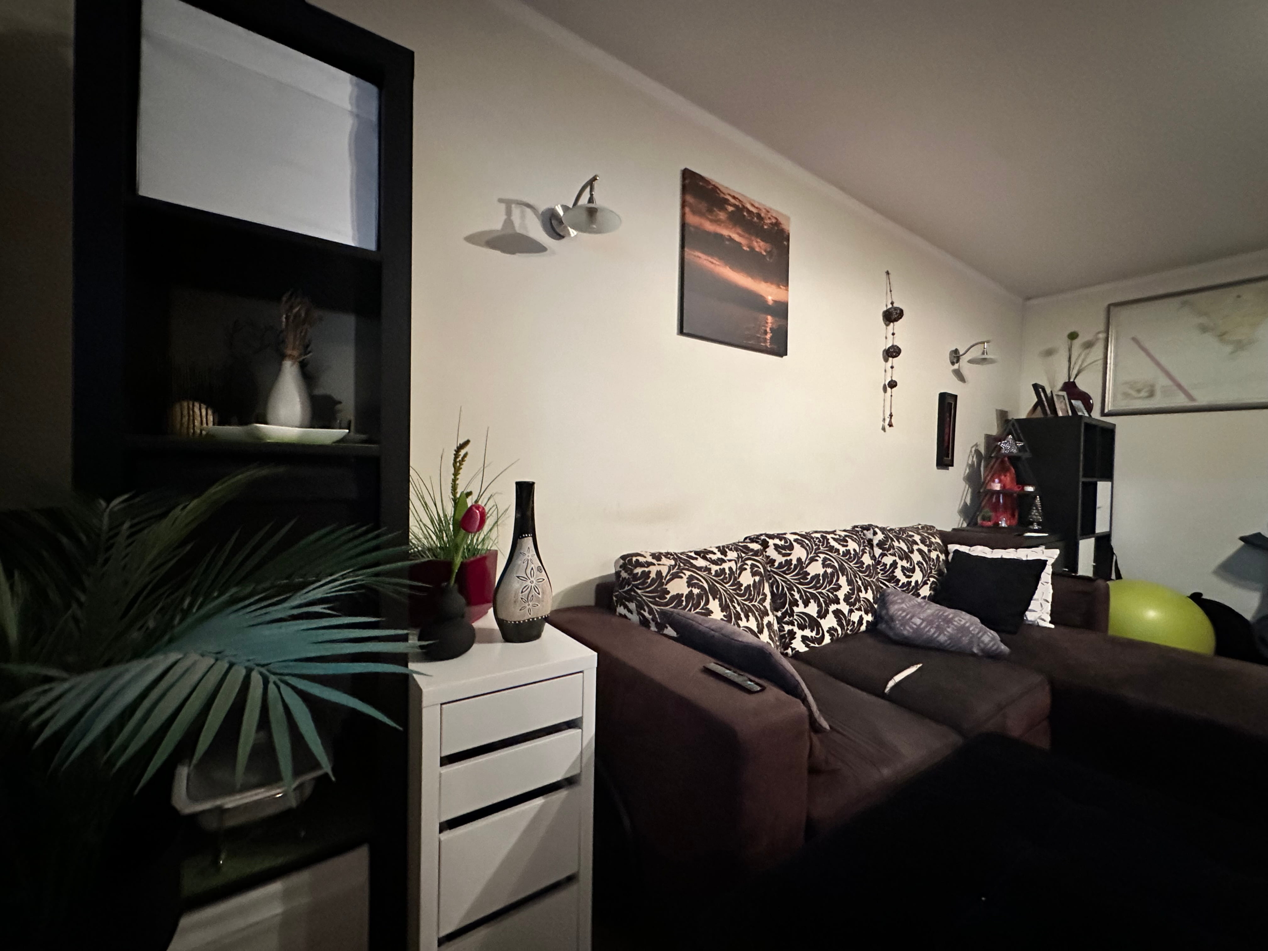 2,5-sobno-stanovanje-balkon-pogled-na-Pohorje-Rendera-dnevna-soba 2,5-sobno-stanovanje-balkon-pogled-na-Pohorje-Rendera-dnevna-soba