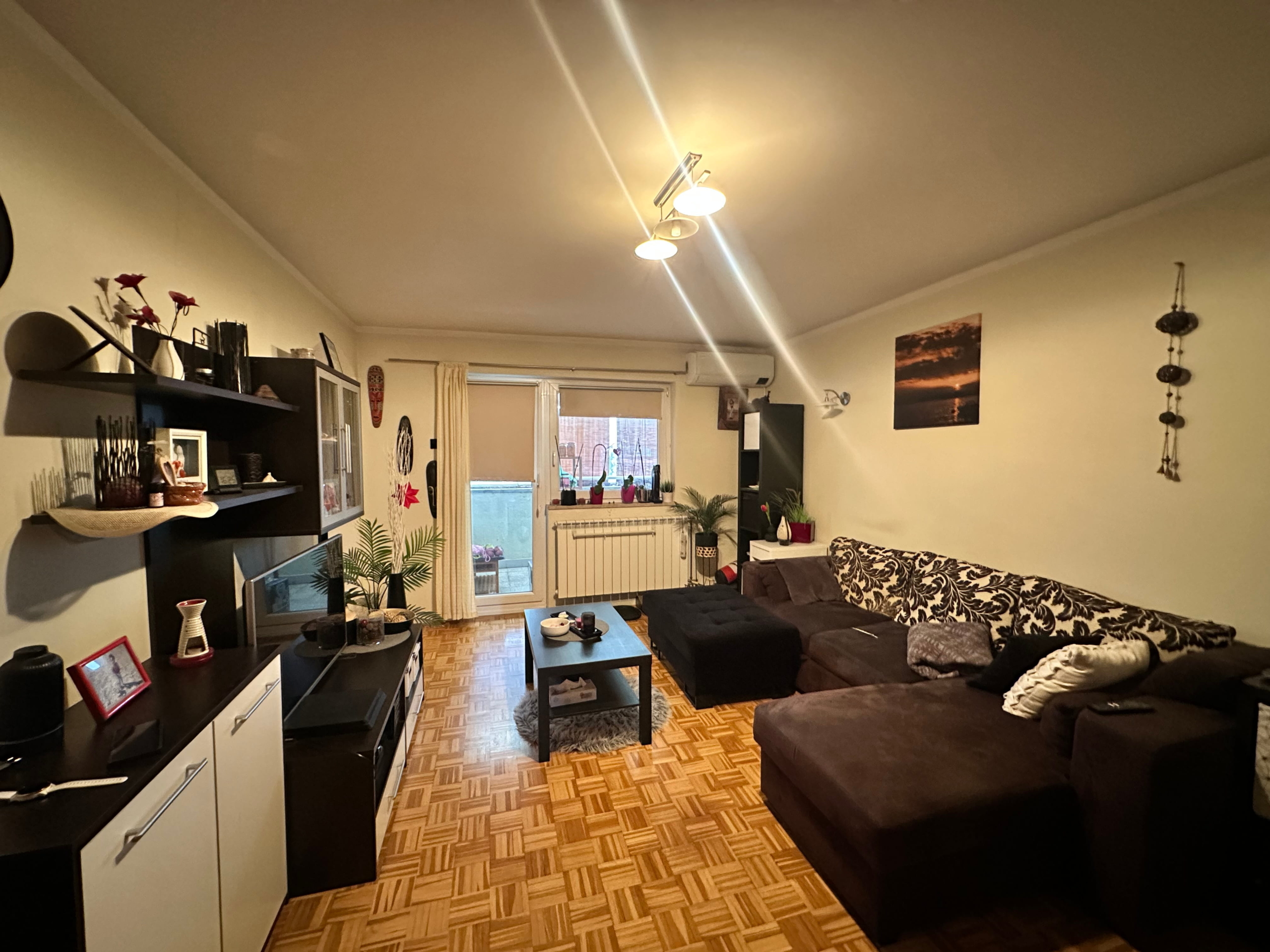2,5-sobno-stanovanje-balkon-pogled-na-Pohorje-Rendera-dnevna-soba1 2,5-sobno-stanovanje-balkon-pogled-na-Pohorje-Rendera-dnevna-soba1