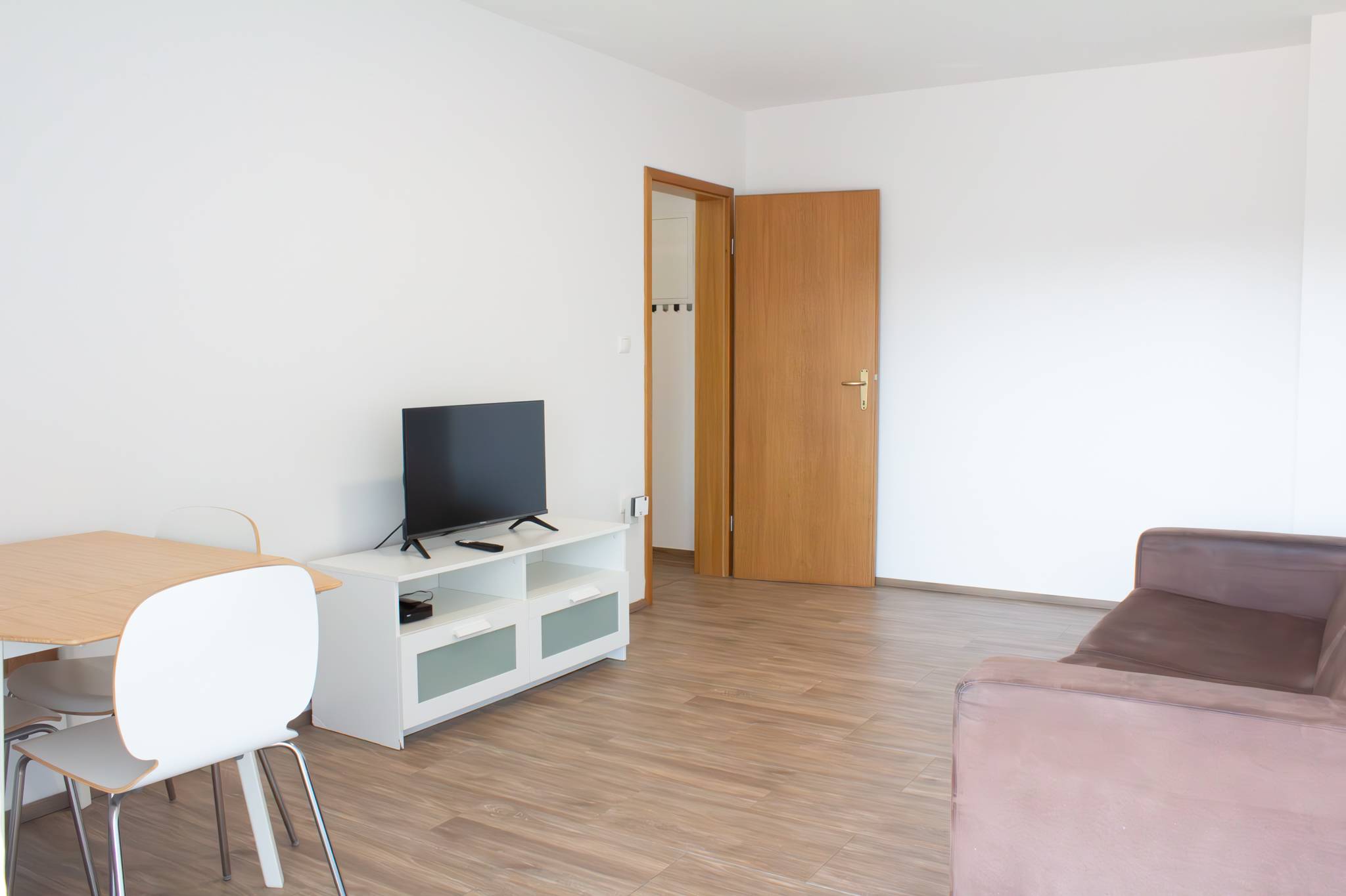 Garsonjera-z-balkonom-Hoče-Rendera-dnevni-prostor