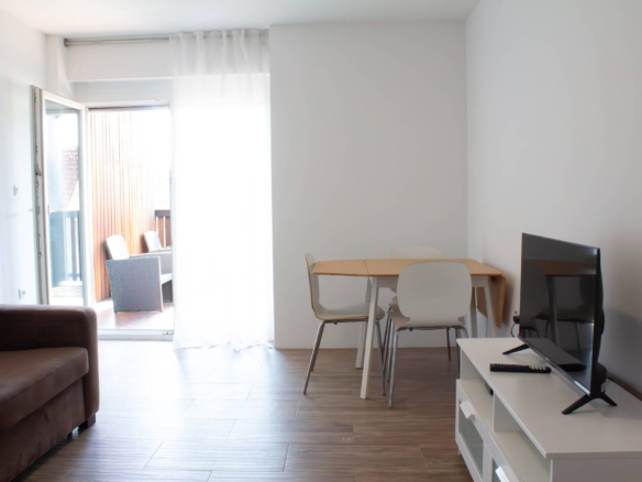 Garsonjera-z-balkonom-Hoče-Rendera-dnevna-soba