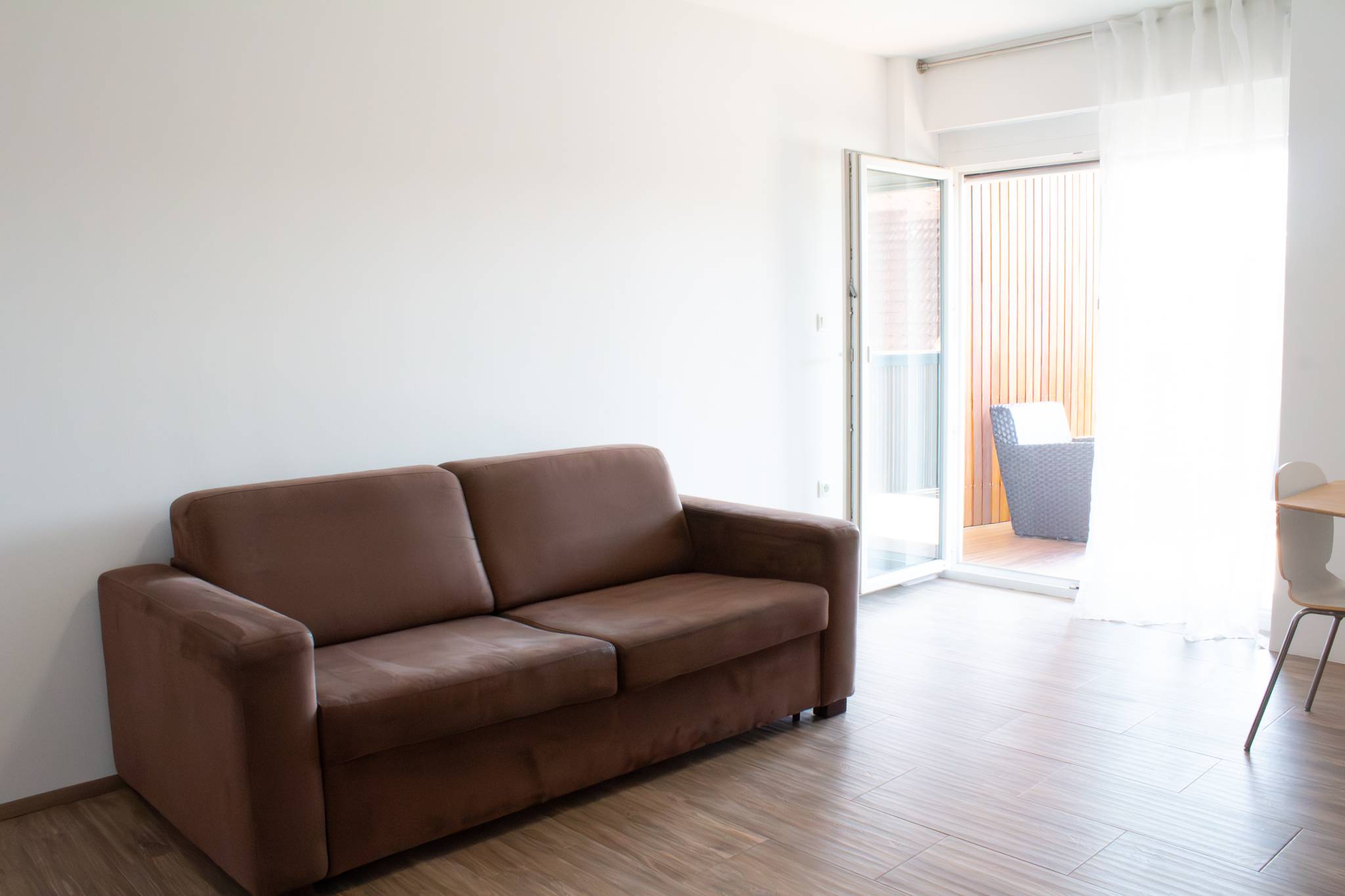 Garsonjera-z-balkonom-Hoče-Rendera-dnevno-spalni-del