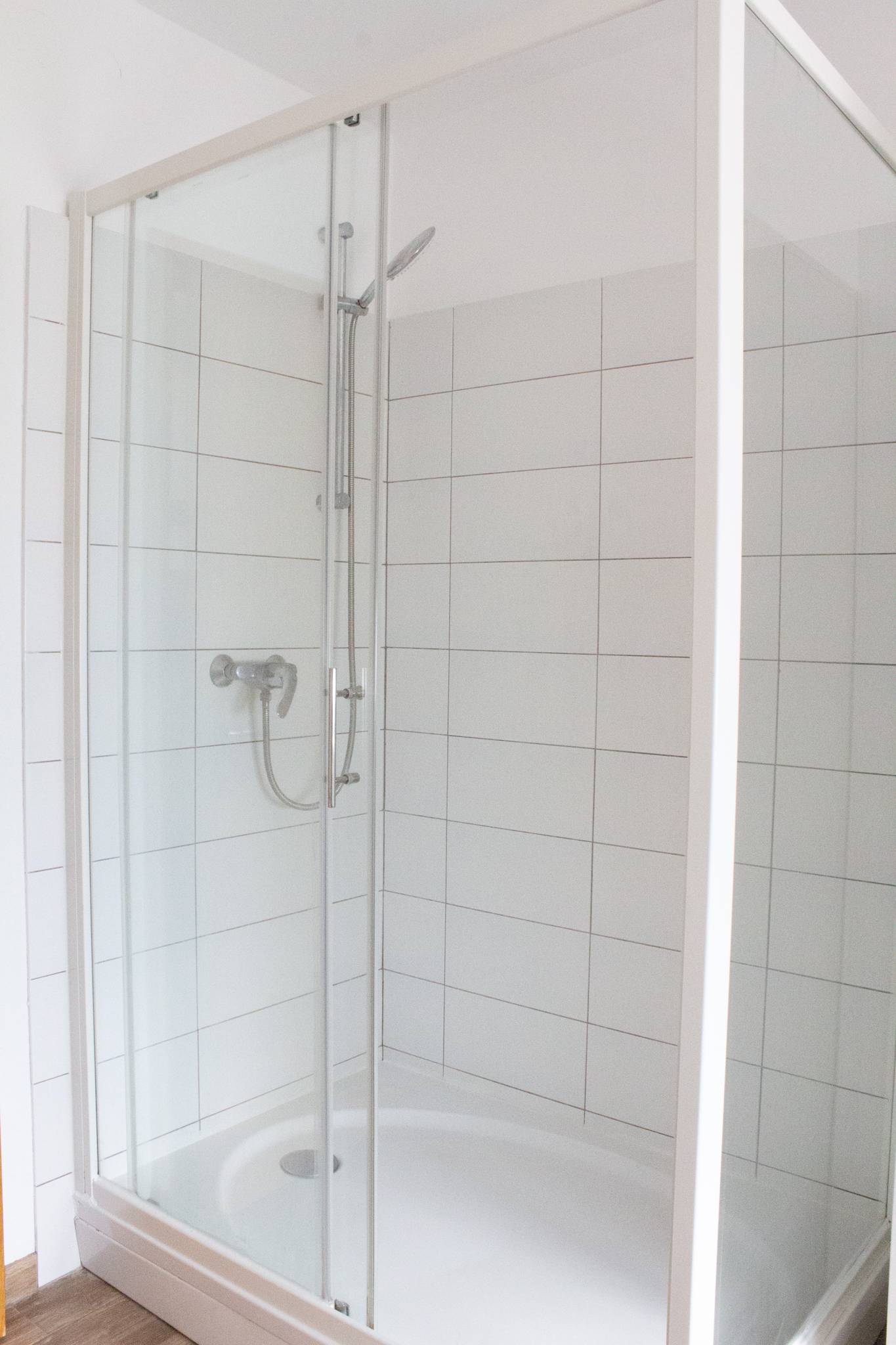 Garsonjera-z-balkonom-Hoče-Rendera-kopalnica-tuš