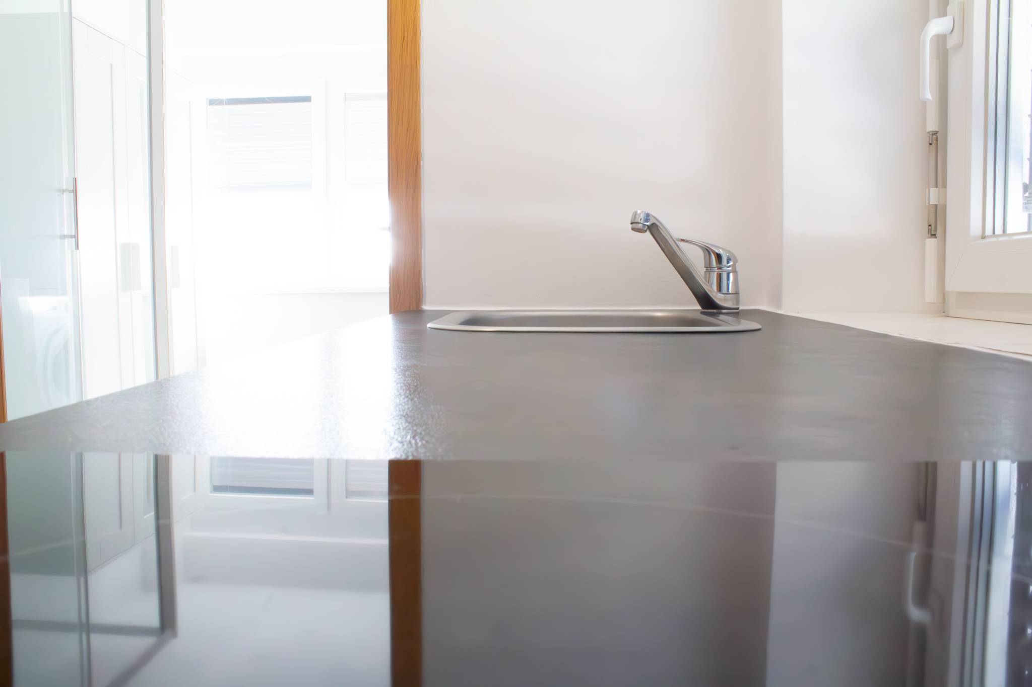 Garsonjera-z-balkonom-Hoče-Rendera-kuhinja-korito