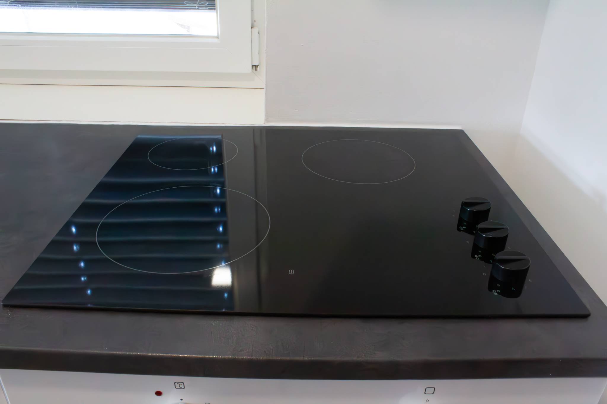 Garsonjera-z-balkonom-Hoče-Rendera-kuhinja-indukcija