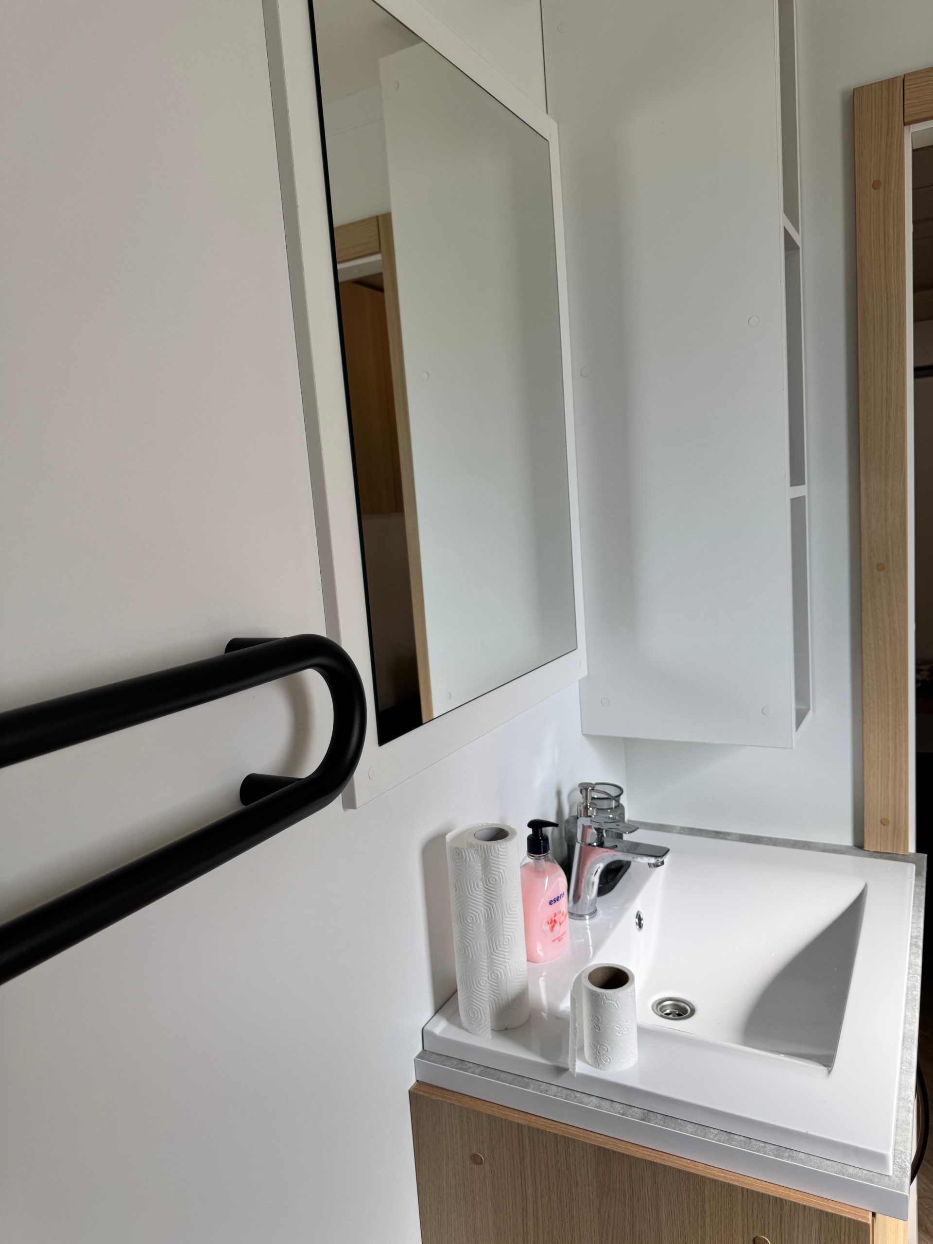 Mobilna-hiška-kamp-Twins-Pakoštane-Ahil-Rendera-kopalnica