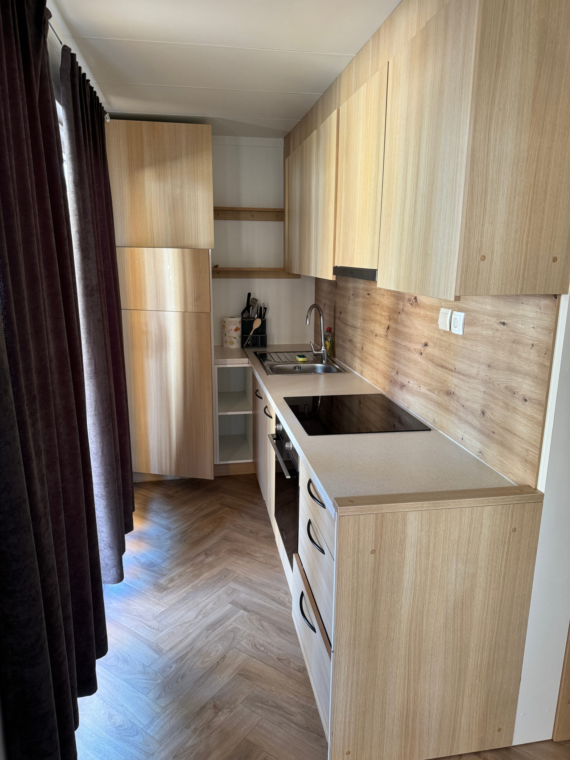 Mobilna-hiška-kamp-Twins-Pakoštane-Ahil-Rendera-kuhinja