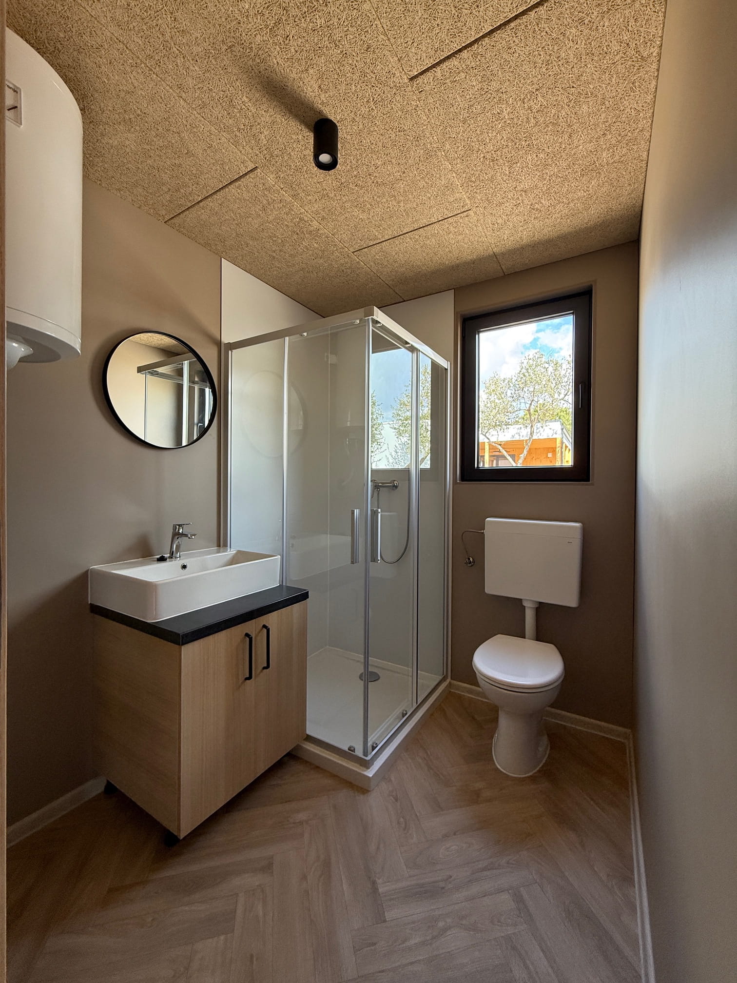 Mobilna-hiša-Rendera-Pakoštane-kopalnica