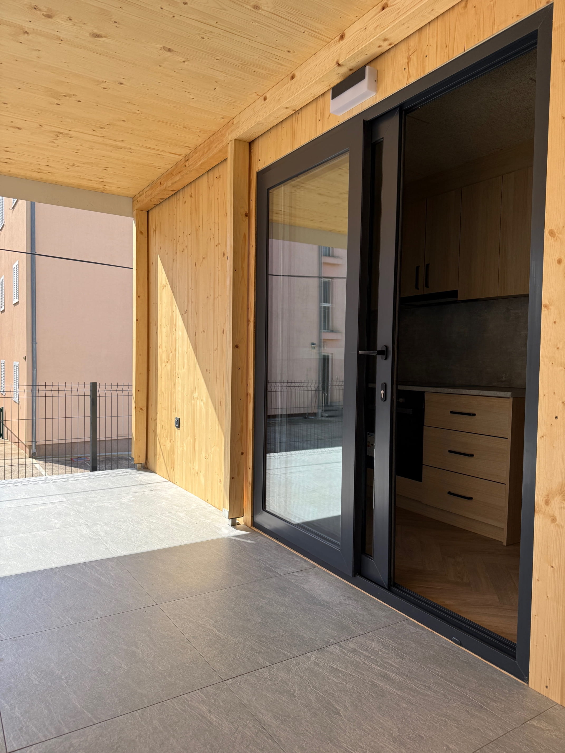 Mobilna-hiša-Rendera-Pakoštane-terasa-vhod