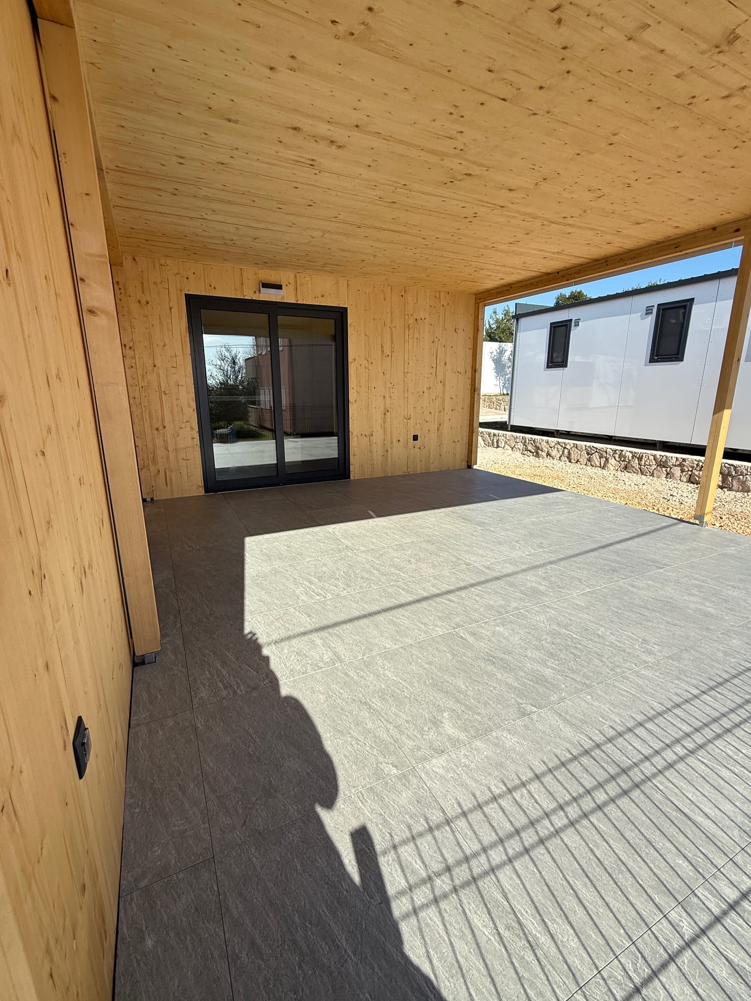 Mobilna-hiša-Rendera-Pakoštane-velika-terasa