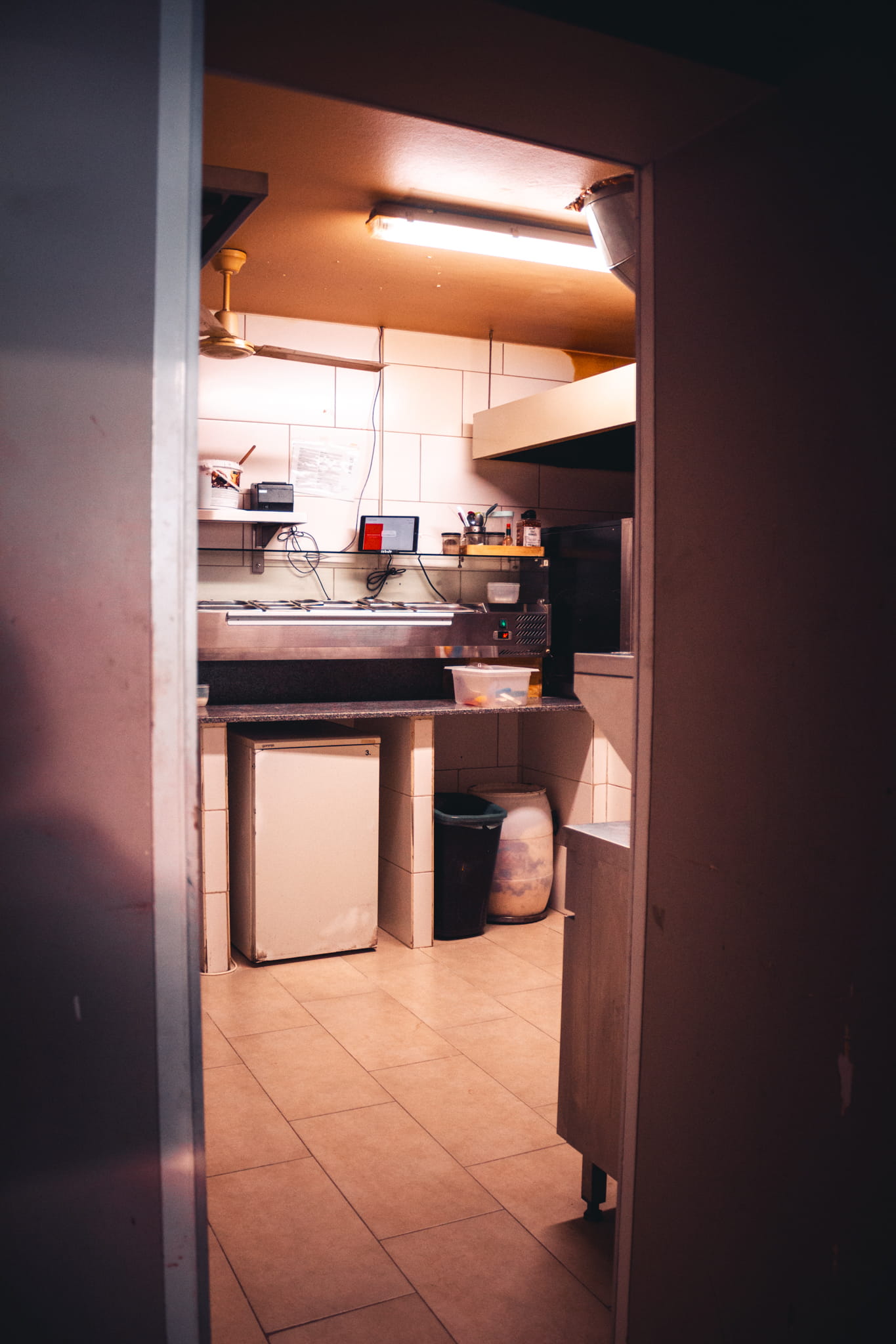 Gostinski-lokal-Maribor-Poslovni-prostor-Maribor-Rendera-prehod-kuhinja