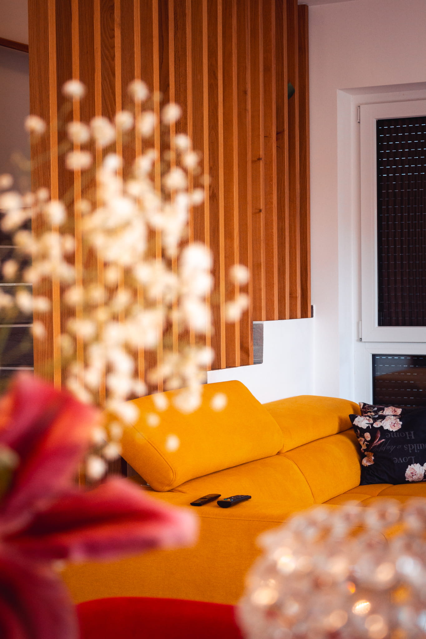 Družinska-vrstna-hiša-Miklavž-Rendera-stopnišče-dnevna-soba