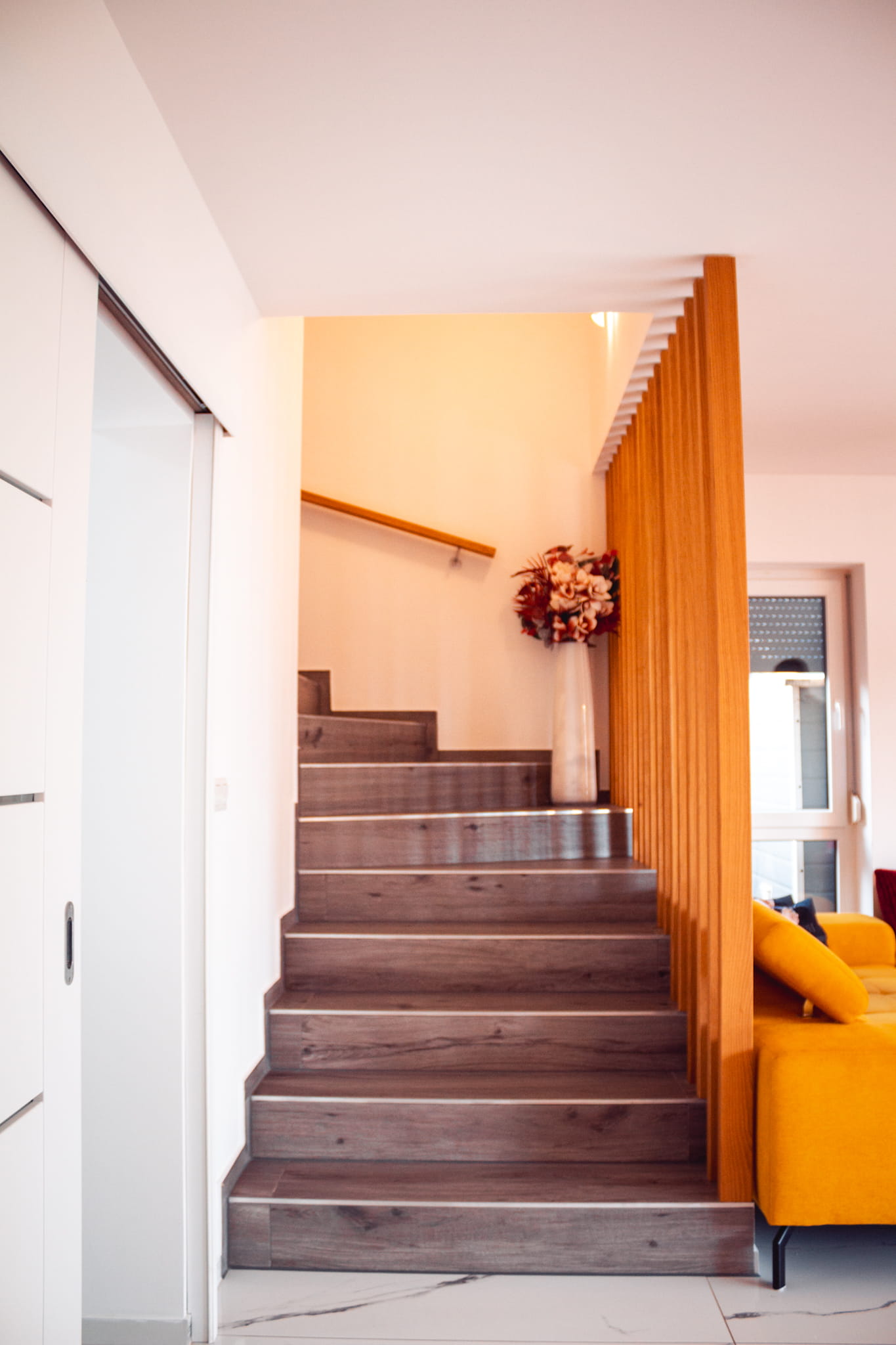 Družinska-vrstna-hiša-Miklavž-Rendera-stopnišče-pritličje