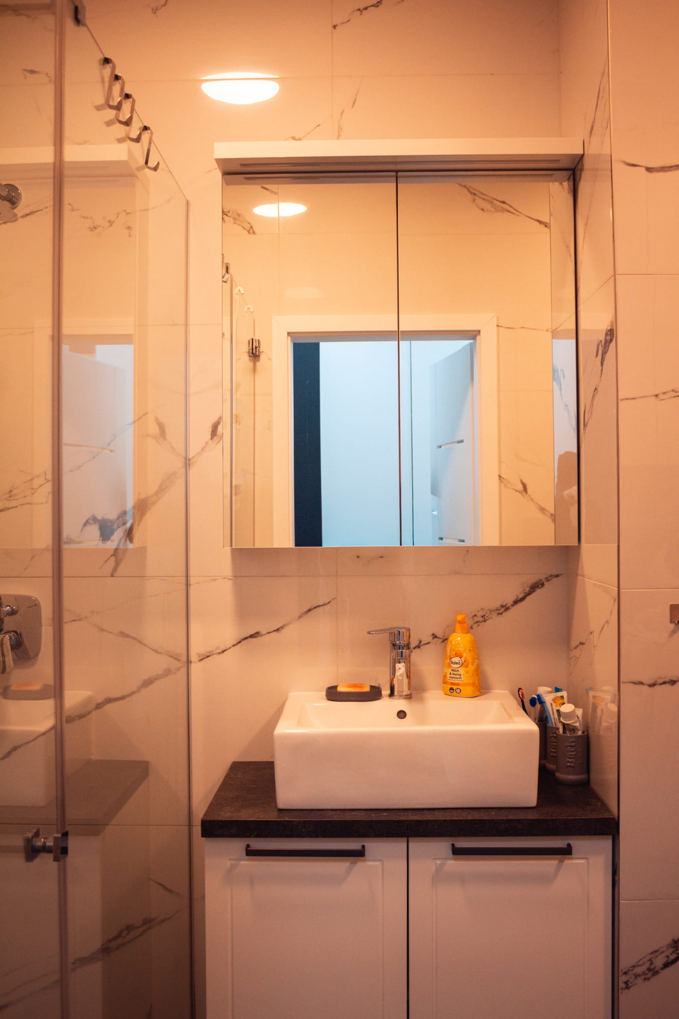 Družinska-vrstna-hiša-Miklavž-Rendera-kopalnica