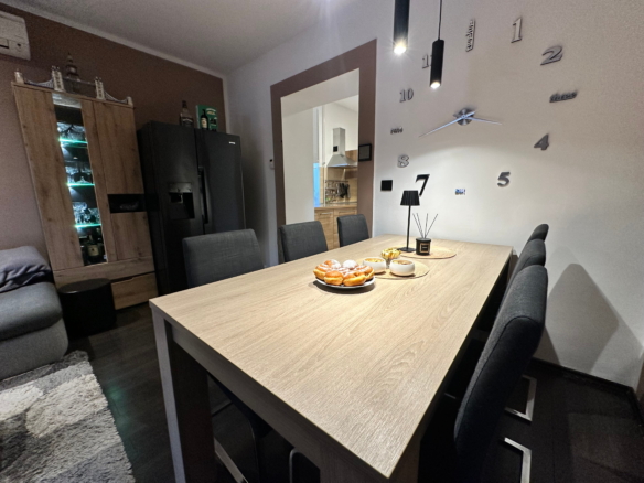 Staromeščansko-stanovanje-Maribor-Rendera-jedilna-miza