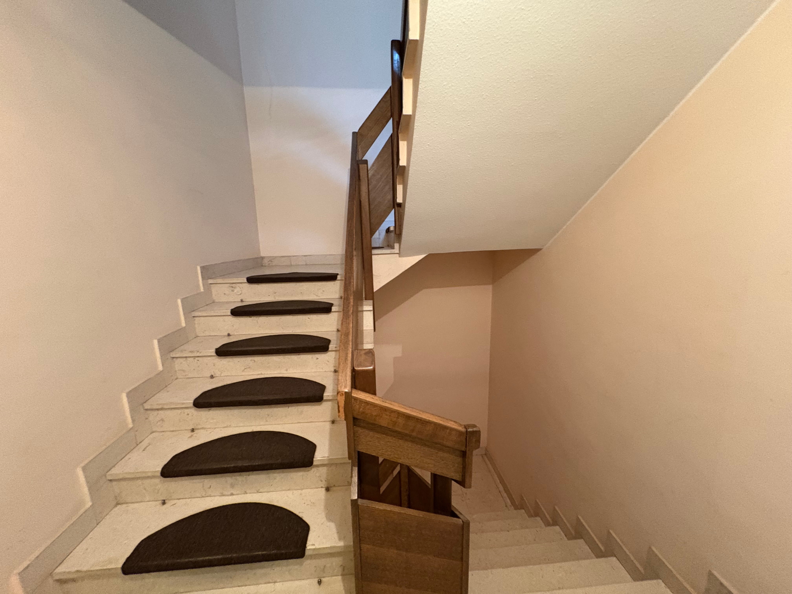 Družinska-hiša-Biserjane-Rendera-Sv-Jurij-stopnišče Družinska-hiša-Biserjane-Rendera-Sv-Jurij-stopnišče