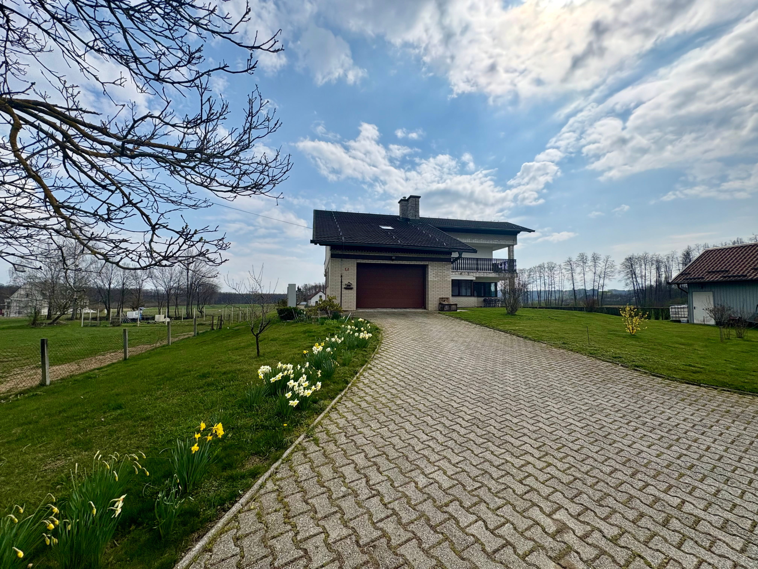 Družinska-hiša-Biserjane-Rendera-Sv-Jurij-dvorišče Družinska-hiša-Biserjane-Rendera-Sv-Jurij-dvorišče