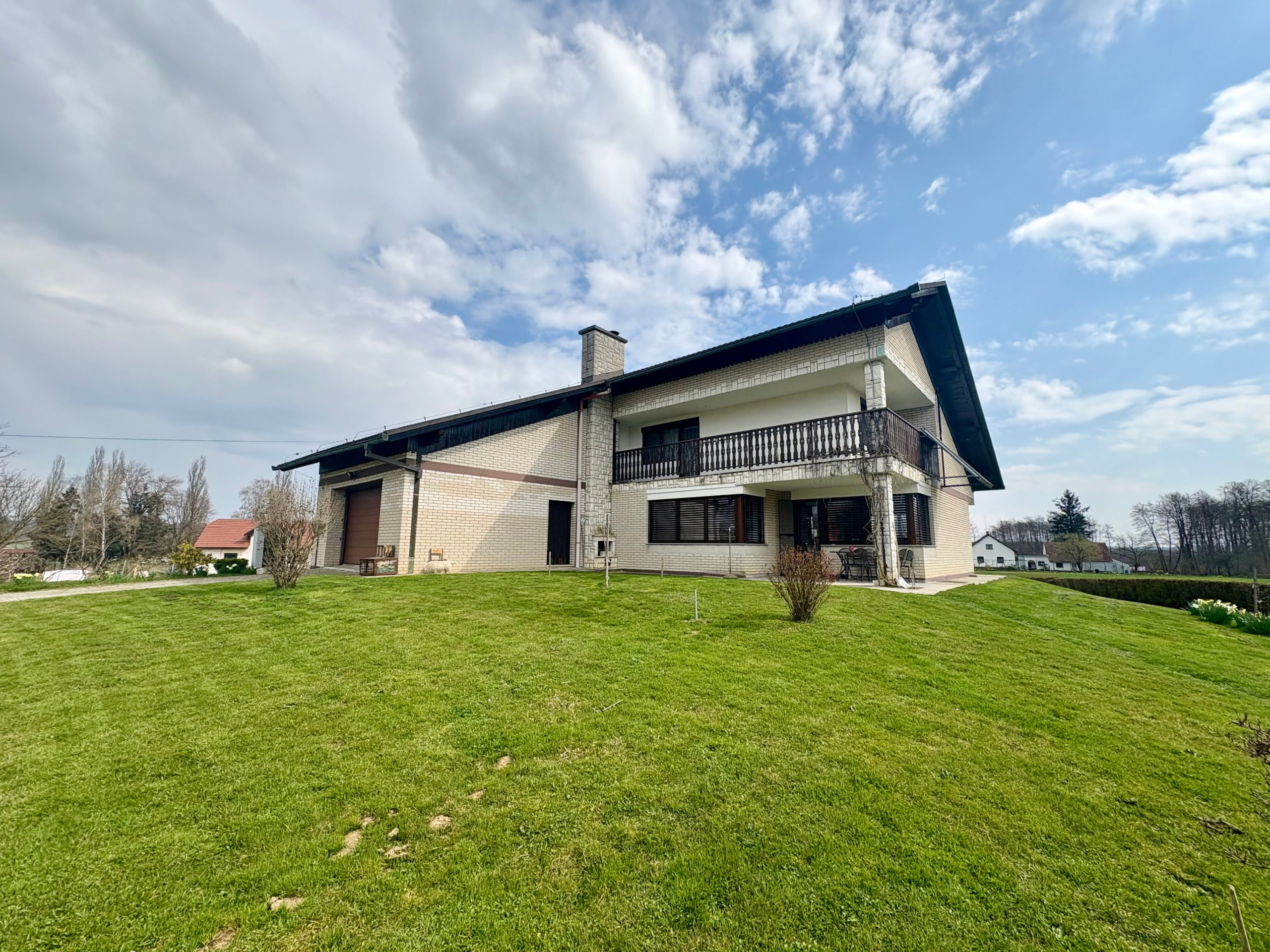 Družinska-hiša-Biserjane-Rendera-Sv-Jurij-vrt Družinska-hiša-Biserjane-Rendera-Sv-Jurij-vrt-in-okolica