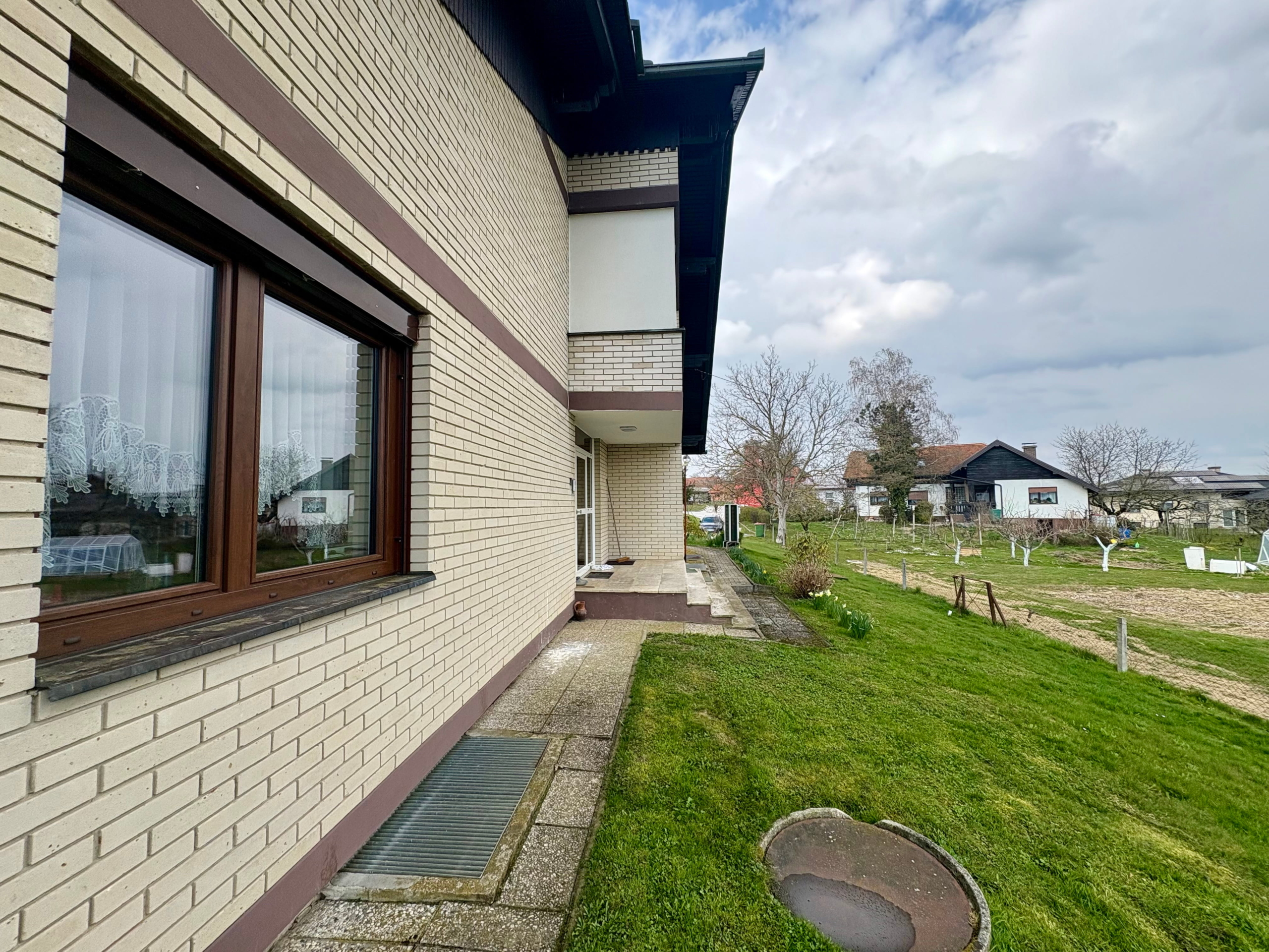 Družinska-hiša-Biserjane-Rendera-Sv-Jurij-vhod Družinska-hiša-Biserjane-Rendera-Sv-Jurij-vhod