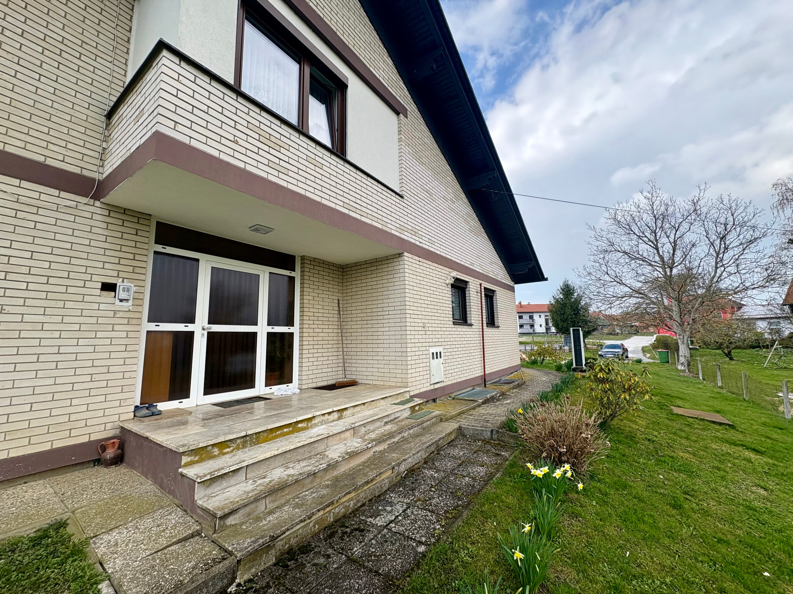 Družinska-hiša-Biserjane-Rendera-Sv-Jurij-vhod-v-hišo Družinska-hiša-Biserjane-Rendera-Sv-Jurij-vhod-v-hišo