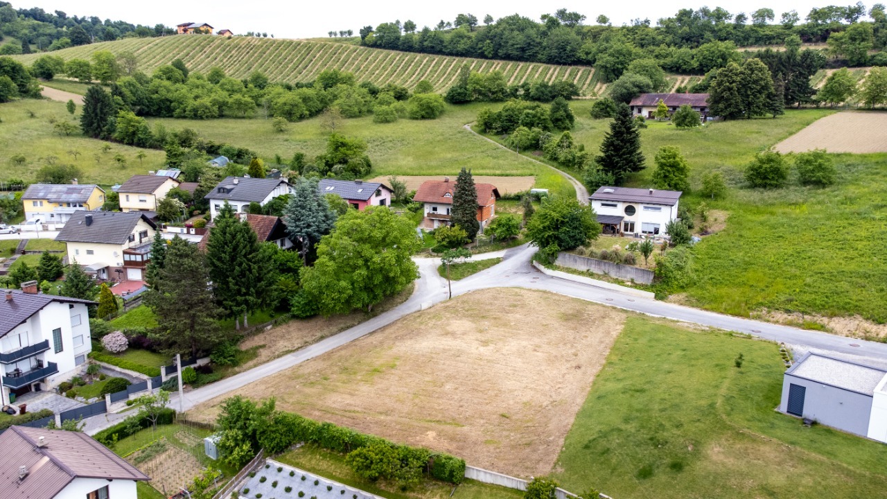Košaki-zemljišče-z-gradbenim-dovoljenjem-za-hišo-Rendera-montažna-zemljišče