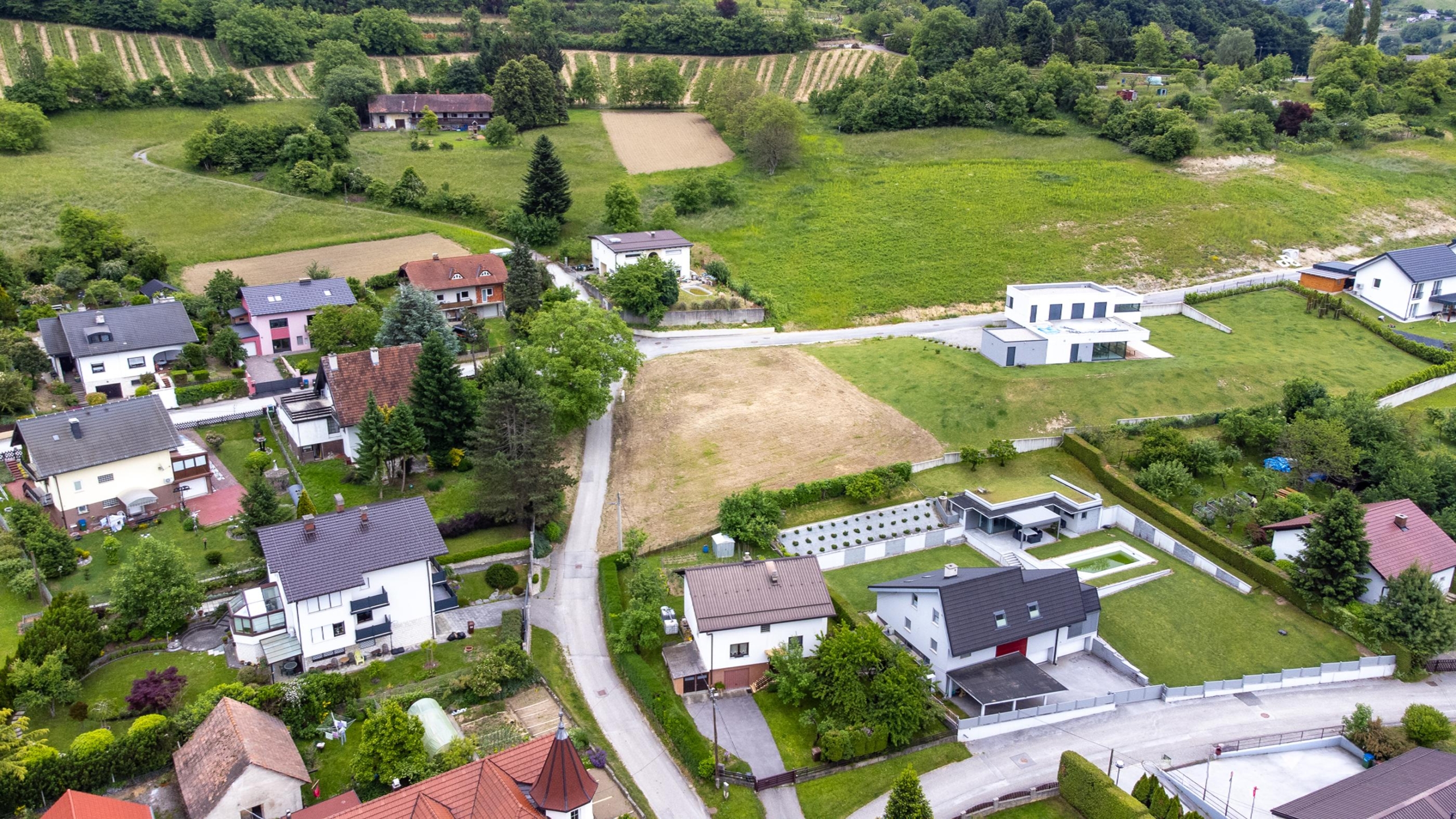 Košaki-zemljišče-z-gradbenim-dovoljenjem-za-hišo-Rendera-zemljišče