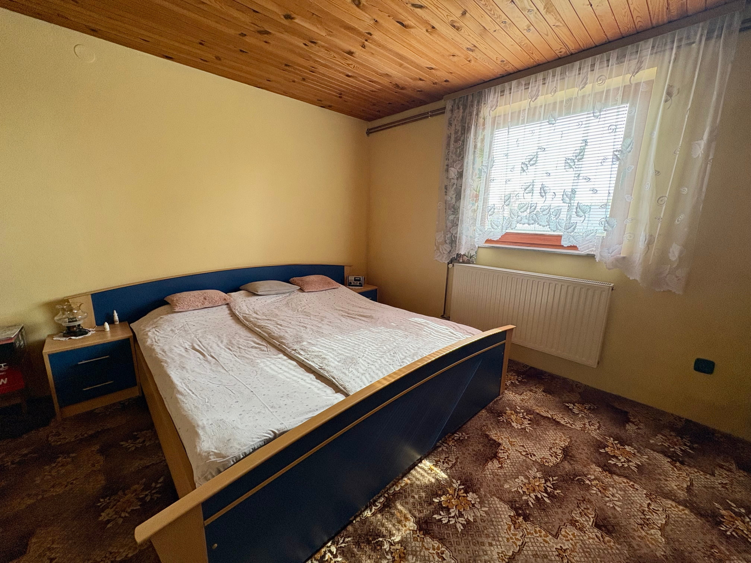 Dvostanovanjska-hiša-Trčova-Rendera-spalnica-postelja Dvostanovanjska-hiša-Trčova-Rendera-spalnica-postelja