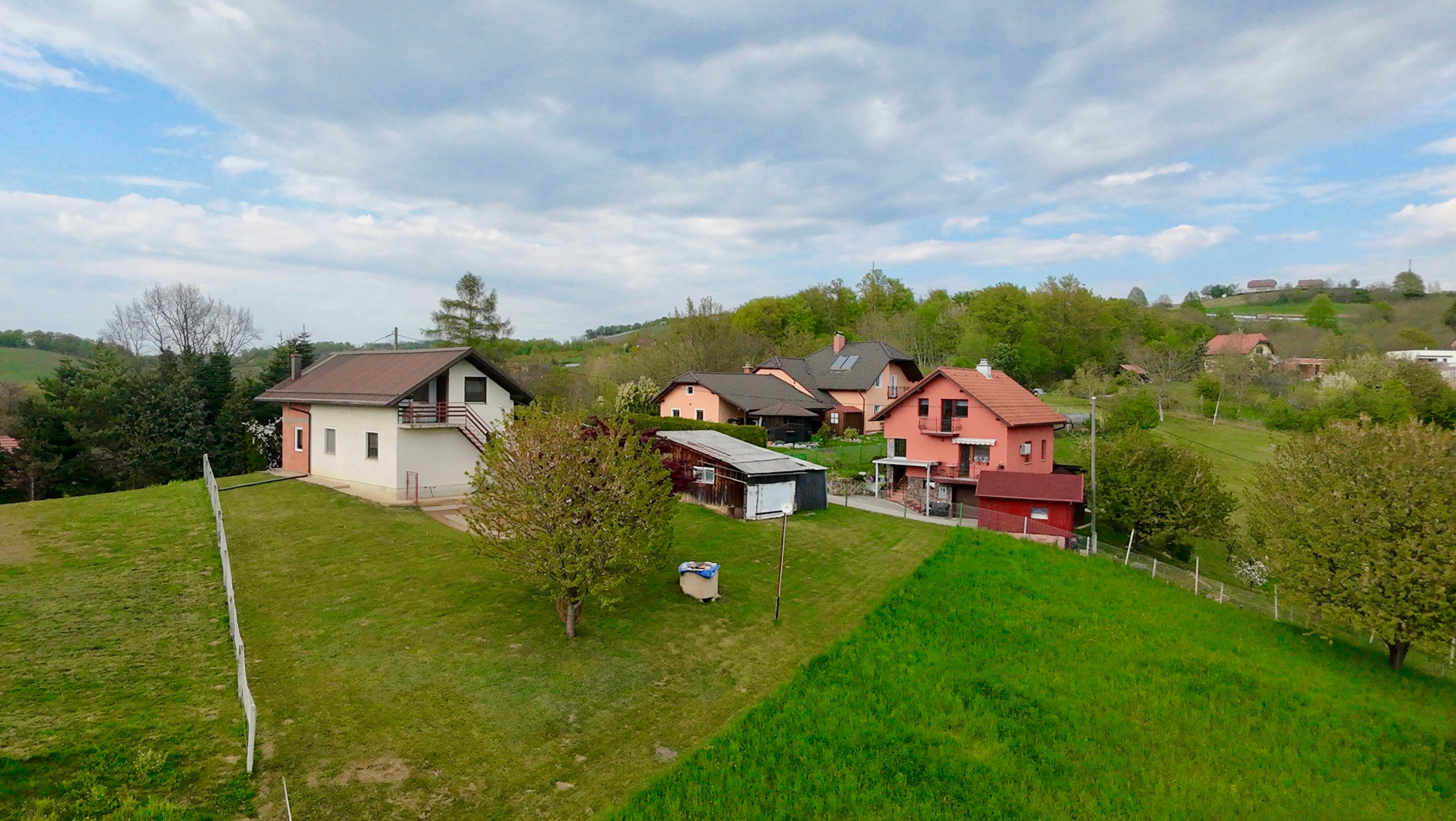 Photo 17. 4. 26, 16 33 43 Dvostanovanjska-hiša-Trčova-Rendera-terasa-nadstropje-zemljišče