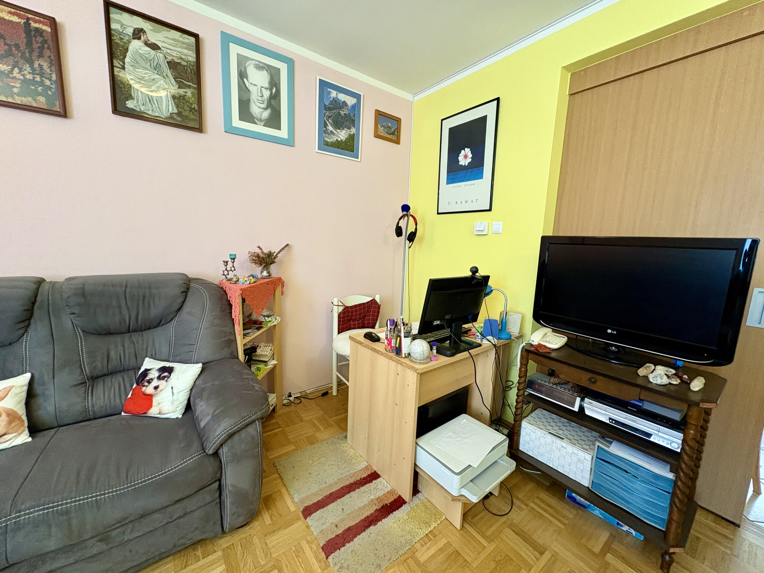 2-sobno-stanovanje-Postojna-Rendera-postelja-dnevna3
