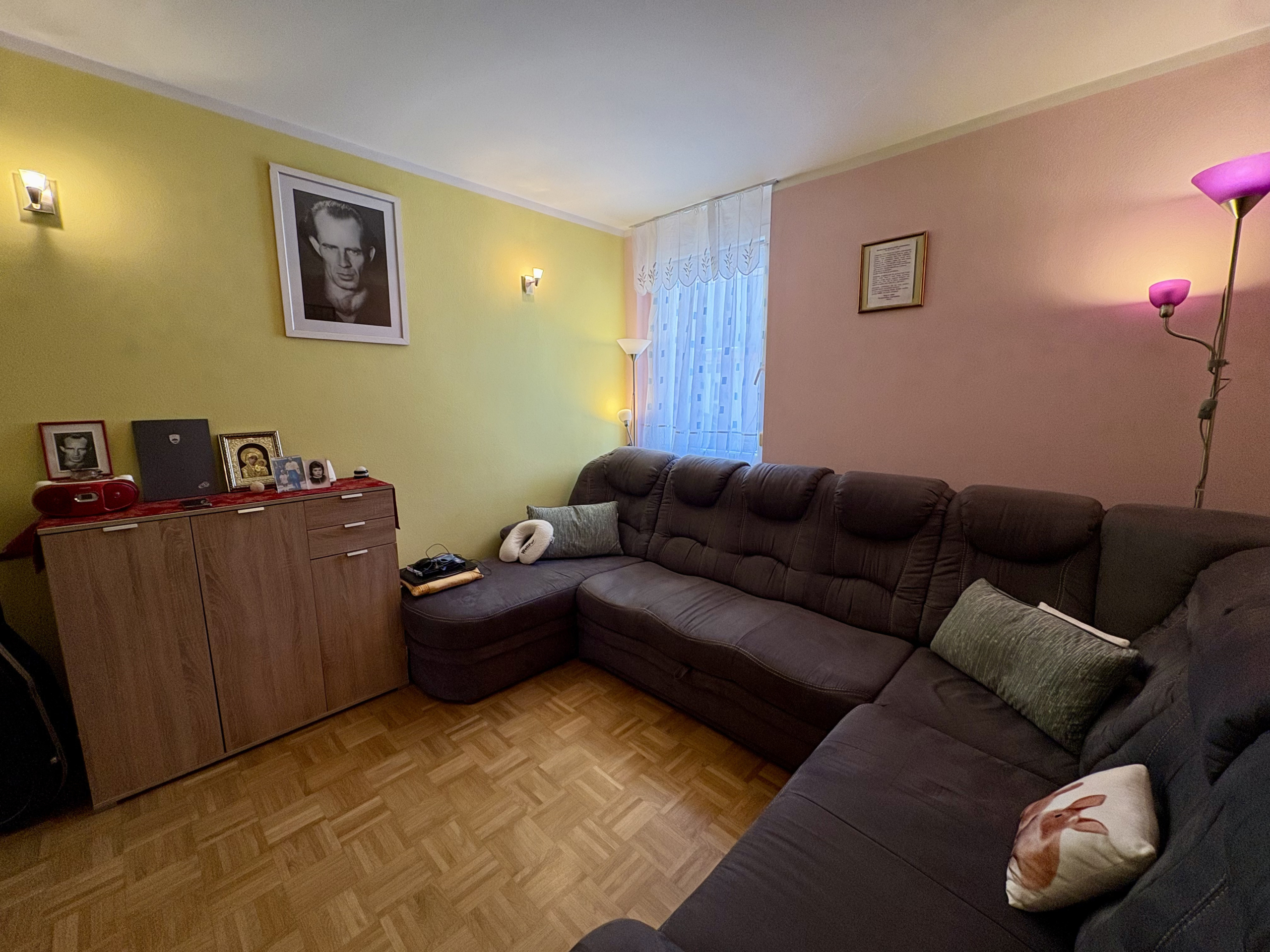 2-sobno-stanovanje-Postojna-Rendera-postelja-dnevna2