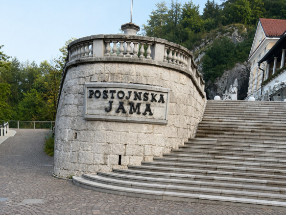 Postojnska-jama-Rendera-stanovanje-Postojna